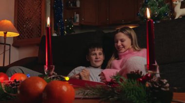 Aile Noel 'i evde kutluyor.