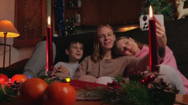 Genç anne ve oğlu Noel 'de aileleriyle selfie çekiyorlar.