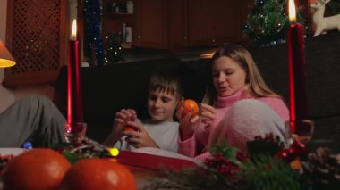 Anne ve kızı Noel hediyeleri ve mumlarla