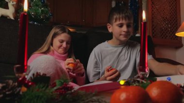 Noel mumları ve Noel süslemeleri olan iki kızın ailesi.