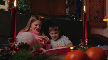 Noel ağacı olan mutlu bir aile.