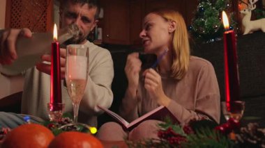 Erkek ve kadın kutlama Noel