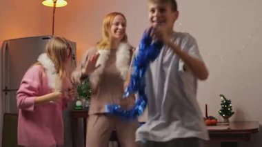 Mutlu genç çift Noel akşamı evde birlikte eğleniyor, Noel 'i kutluyorlar..