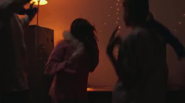 Partide aile dansı.