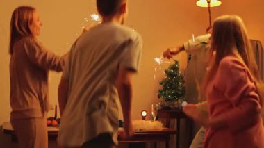 İki genç kızın ailesi yeni yılı, Noel 'i ve mutluluğu kutluyorlar.
