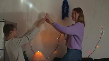 Mutlu aile süslemeleri Noel ağacı