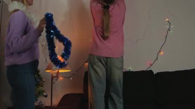 İki arkadaş evde Noel topu oynuyorlar.