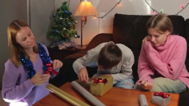 Aile Noel için hediyeler açıyor.