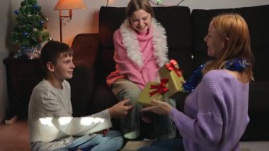 Noel hediyeli mutlu aile