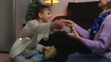 Anne ve kızı yeni yılı kutluyorlar.