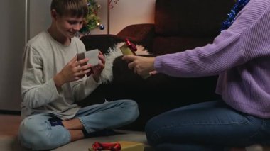 Genç bir kadın ve oğlu Noel 'de hediye almış..