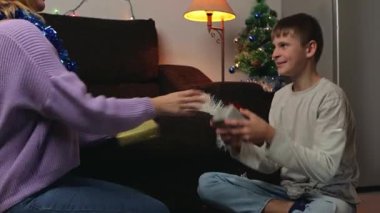 Genç bir kız erkek arkadaşına hediye verir..