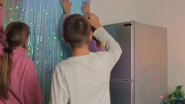 Mutlu genç çift evde bir Noel ağacı süslüyorlar.