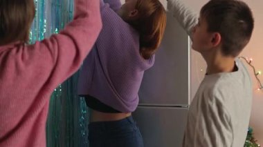 Aile Noel ağacıyla oynuyor