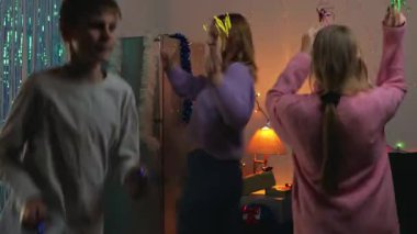 Çocuklar Noel tatilinde oynarlar.