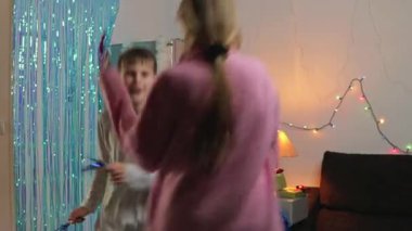 Mutlu aile Noel ağacıyla oynuyor, anne ve çocuk, evde eğleniyor, gülümsüyor ve eğleniyor, kış tatili.