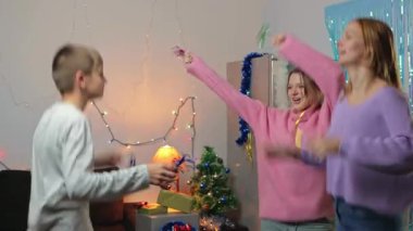 Genç aile dans ediyor ve evde eğleniyor.