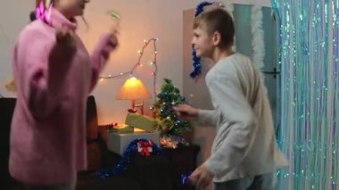 Küçük kız babasıyla evde dans ediyor. Aile tatilleri, aile tatilleri