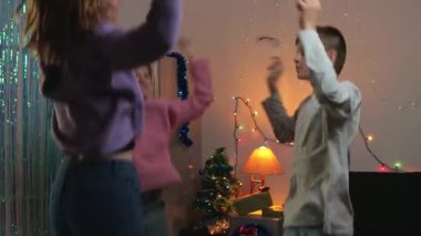 Noel partisinde aile oyunu ve dans