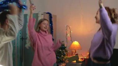 Genç çift yeni yılda dans ediyor.