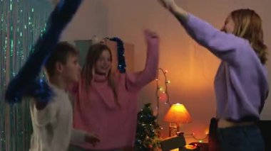 İki yıllık mutlu bir aile ve küçük bir kız, Noel partisinde dans edip eğleniyorlar.