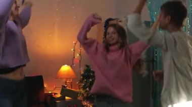 Çocuklar Noel odasında oynuyorlar.