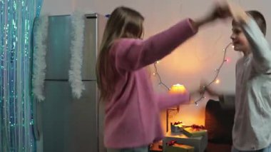 Elleri ve danslarıyla bir odada mutlu iki arkadaş