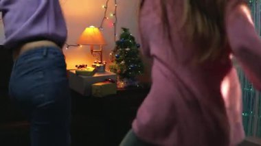 Genç çift odada dans ediyor.