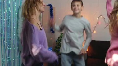 Mutlu genç anne ve kız Noel zamanı eğleniyorlar.