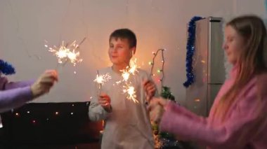 Mutlu küçük çocuk ve babası Noel ağacını süslüyorlar.