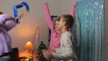 Aile ve eğlence. Mutlu anne ve kız Noel odasında eğleniyorlar..