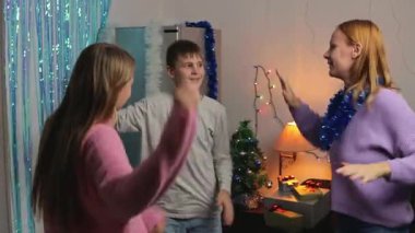 Mutlu ve çocuklu bir aile Noel 'de evde eğleniyor ve oyun oynuyor.