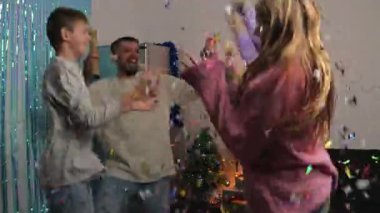 Aile yeni yıl partisinde eğleniyor.