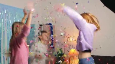 İki arkadaşın ailesi evde birlikte eğleniyor.