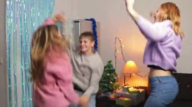 Mutlu aile dansları ve yeni yılda iyi eğlenceler.