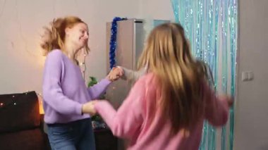 Mutlu genç aile dansları ve evde eğlenmeleri.