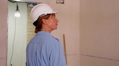 Kadın mimar odada tablet kullanıyor.