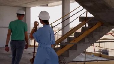 Genç bir kadınla şantiye