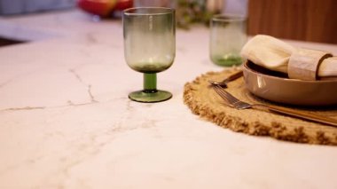 Bir bardak suyla bir masanın yakın plan çekimi.