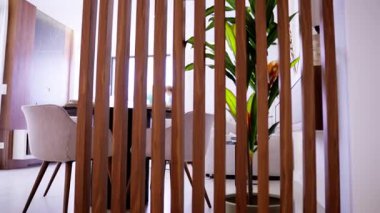 Modern iç mekanda ahşap sandalye