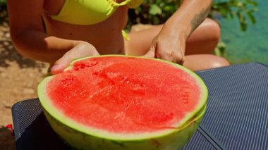 Havuzda karpuz yiyen kız.