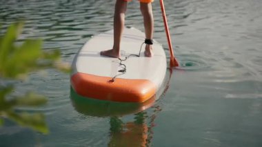 # Kırmızı mayo giymiş genç bir kız # # Deniz arka planında yemek masasında #