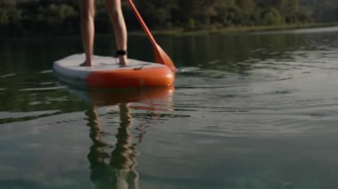 Kadın Sup tahta üzerinde