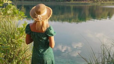 Gölde şapkası olan güzel bir kadın.