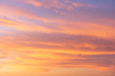 Renkli gökyüzü kavramının arkaplanı: Alacakaranlık rengi gökyüzü ve bulutlarla dramatik gün batımı