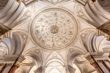 İtalya 'nın Caserta Kraliyet Sarayı' ndaki Büyük Merdiven 'in Tavanı.