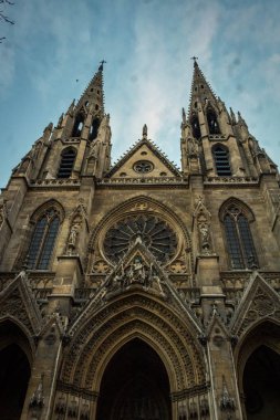 Notre Dame Katedrali mavi bir gökyüzü whit