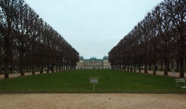 Ağaçlar arasında Luxemburg Sarayı