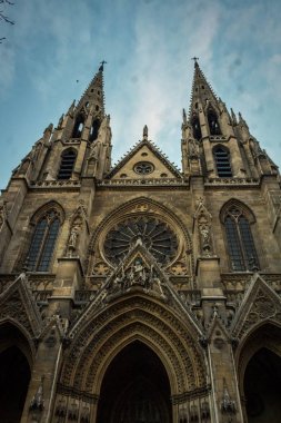 Paris kilisesi yukarı doğru görüldü