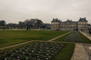 Ağaçlar arasında Luxemburg Sarayı